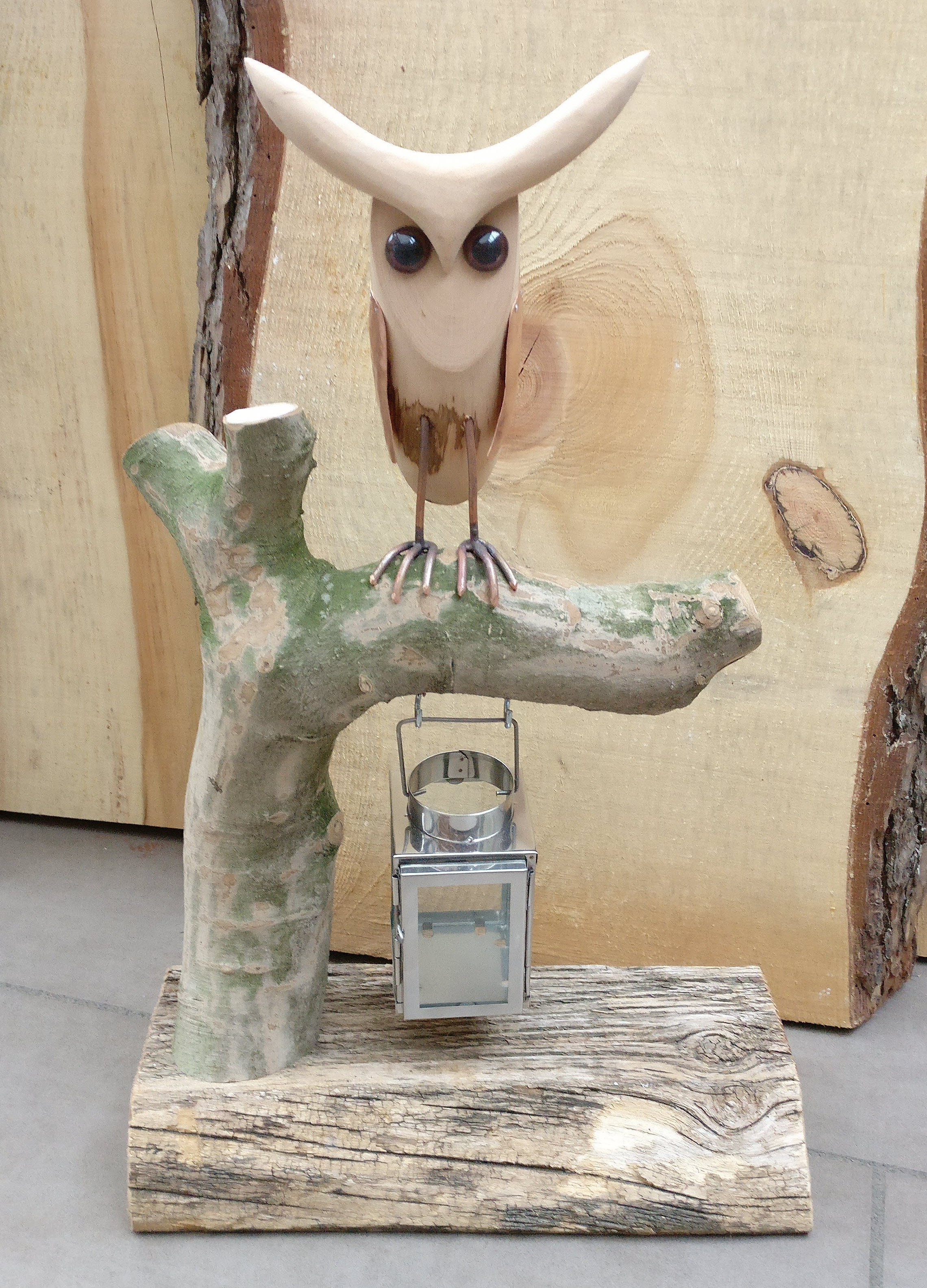 Holzeule auf Laternenstamm